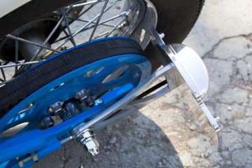 Боковое крепление номерного знака