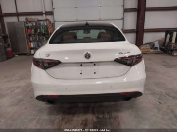 Alfa Romeo Giulia II Sedan Facelifting 2023 2.0 GME Turbo 280KM 2024 Alfa Romeo Giulia ti, 2024r., 4x4, 2.0L 2.0 Benzyna 280KM, zdjęcie 7