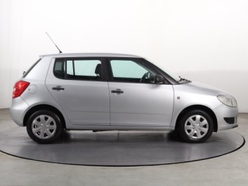 Skoda Fabia II Hatchback Facelifting 1.2 HTP 60KM 2011 Skoda Fabia 1.2, Salon Polska, Klima, Parktronic, zdjęcie 5