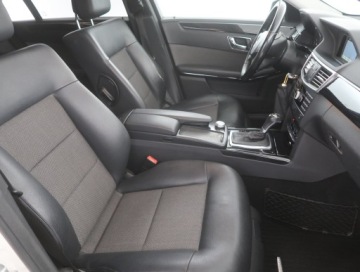 Mercedes Klasa E W212 Kombi 220 CDI BlueEFFICIENCY 170KM 2011 Mercedes E E 220 CDI, 167 KM, Automat, Navi, zdjęcie 8