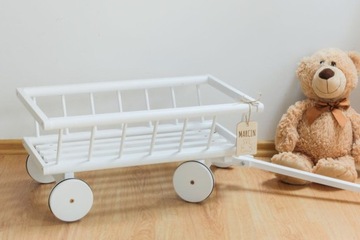 Большая деревянная тележка-лестница с резиновыми колесами, белый сад