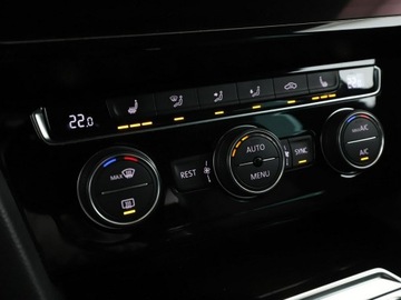 Volkswagen Passat B8 Variant 2.0 TDI BlueMotion SCR 150KM 2019 Volkswagen Passat DSG R-Line interior pack klima, zdjęcie 28