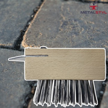Szczotka druciana do czyszczenia kostki brukowej ze skrobakiem