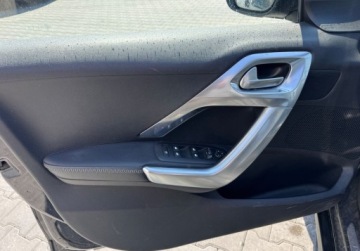 Peugeot 2008 I SUV Facelifting 1.2 PureTech 110KM 2017 Peugeot 2008 Bezwypadekcrosswaypanorama jak nowy 1.2 Benzyna 110KM, zdjęcie 25