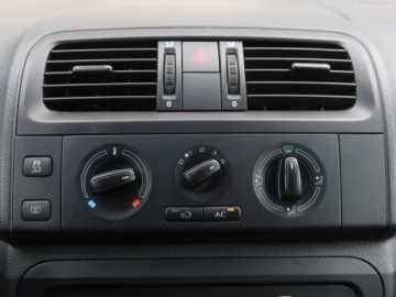 Skoda Fabia II Hatchback Facelifting 1.2 HTP 60KM 2011 Skoda Fabia 1.2, Salon Polska, Klima, Parktronic, zdjęcie 11