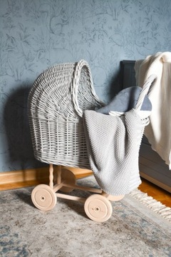 Плетеная коляска для кукол, цвет СЕРЫЙ, изготовлена ​​из лозы.