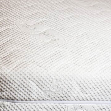 Наматрасник из ткани серебристого цвета 140х200х30см.