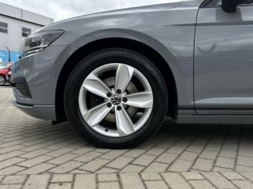 Volkswagen Passat B8 Variant Facelifting 2.0 TDI SCR 150KM 2022 Volkswagen Passat Variant APP | LED | Kamera Cofan, zdjęcie 26