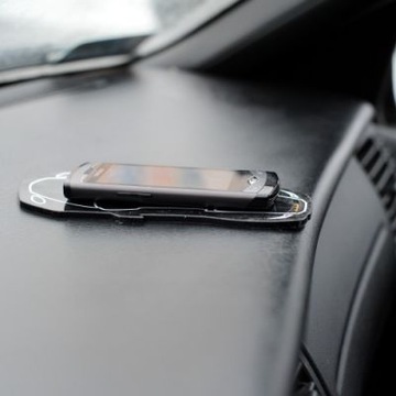 Противоскользящая накладка в форме автомобиля.