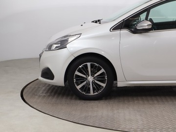 Peugeot 208 I Hatchback 5d Facelifting 1.2 PureTech 110KM 2018 Peugeot 208 1.2 PureTech, Salon Polska, zdjęcie 14