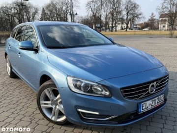 Volvo V60 I 2014 Volvo V60 Volvo V60 D6 AWD Plug-in Hybrid Momentum 2.4 Hybryda Plug-in