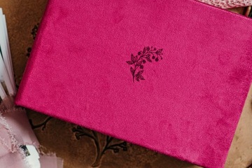 Бархатная фотокоробка 10х15 с гравированной лентой