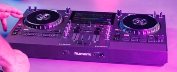 Автономный DJ-контроллер Numark Mixstream Pro Go с батарейным питанием