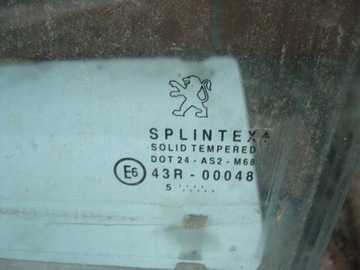 SKLO (OKNO) DVEŘE LEVÝCH LEVÝ PŘEDNÍ PŘEDNÍCH PEUGEOT 1007 04-09 R.