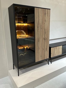 Высокая витрина SENTO с фрезерованным фасадом и выдвижным ящиком со светодиодной подсветкой