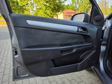 Opel Astra H Hatchback 5d 1.6 Twinport ECOTEC 105KM 2004 Opel Astra 1.6b Klima Zdrowa Nadwozie i Podwozie 1.6 Benzyna 105KM, zdjęcie 19
