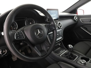 Mercedes Klasa A W176 Hatchback 5d Facelifting 180 122KM 2015 Mercedes A 180 półskóra navi grzane fotele, zdjęcie 13