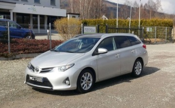 Toyota Auris II Touring Sports D-4D 90 90KM 2014 Toyota Auris 1.4D-4D 90KM 1wlascicel Bezwypadkowy Oryginalny przebieg Zero