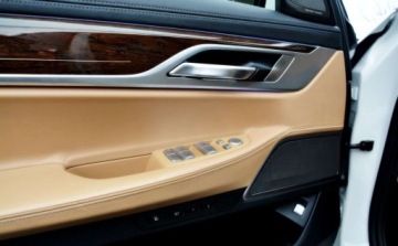 BMW Seria 7 G11-G12 Sedan Facelifting 4.4 750i 530KM 2020 BMW Seria 7 M-Pakiet X-Drive Maly przebieg, Bogata wersja wyposazenia,, zdjęcie 9