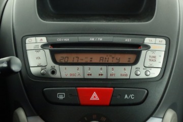 Peugeot 107 Hatchback 5d 1.0 12V 68KM 2011 Peugeot 107 1.0, Automat, Klima, zdjęcie 8