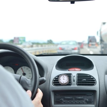 MAŁY ŁAŃCUCH ZEGARA SAMOCHODOWEGO NA ZACISKANIU WENTYLATORA NA DESKI ROZDZI