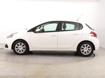 Peugeot 208 I Hatchback 5d Facelifting 1.2 PureTech 82KM 2017 Peugeot 208 1.2 PureTech, Salon Polska, zdjęcie 2