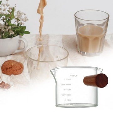 Стеклянный кувшин с мерной чашкой для эспрессо.