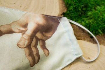 Маска из хлопка с индивидуальным принтом.