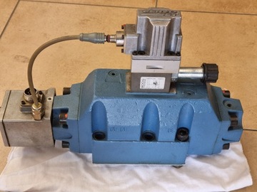 Zawór proporcjonalny MOOG D663Z4709B + D061-9311