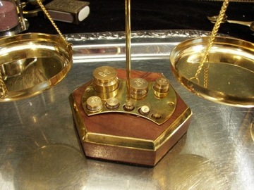 WAGA SZALKOWA MOSIĘŻNA PODSTAWA DREWNO SKLEP APTEKA JUBILER GRAWERUNEk