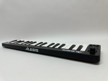 Alesis Qmini — портативный 32-кнопочный USB MIDI-контроллер