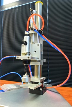 МАШИНА ДЛЯ УКУПКИ КРЫШЕК, ПОЛУАВТОМАТИЧЕСКАЯ