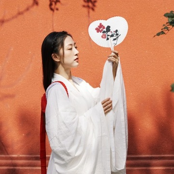 Складной веер из белой бумаги.