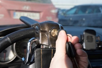 ПРОТИВОУГОННЫЙ АВТОМОБИЛЬНЫЙ ЗАМОК НА РУЛЕ