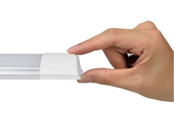 4x накладных светодиодных светильника мощностью 18 Вт, люминесцентная панель шириной 60 см.