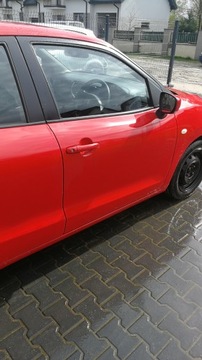 DVEŘE PRAVÉ PŘEDNÍ Z4Q ČERVENÉ SUZUKI BALENO II 15-18