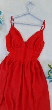Satynowa czerwona sukienka midi z rozporkiem dopasowana XS S 34 36