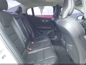 Volvo S60 III 2024 Volvo S60 B5 Core Dark Theme 2024 2.0L 2.0 Benzyna 247KM, zdjęcie 12