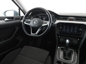 Volkswagen Passat B8 Variant 2.0 TDI BlueMotion SCR 150KM 2019 Volkswagen Passat navi czujniki parkowania, zdjęcie 15