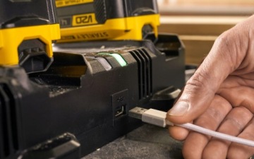 Зарядное устройство 14,4В 18В два порта Stanley V20 SFMCB24