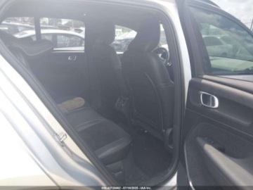 Volvo XC40 Crossover 2.0 T5 247KM 2019 Volvo XC 40 T5 Momentum 2019 2.0l 2.0 Benzyna 248KM, zdjęcie 12