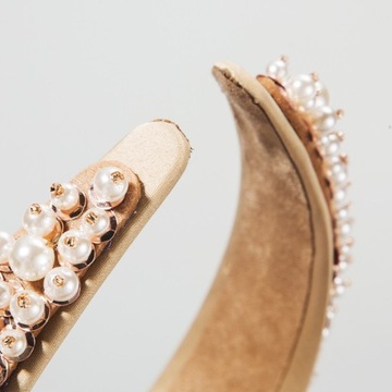 Opaska szeroka diadem biała bogato zdobiona perełkami perły perełki ślubna