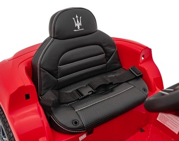 Красный автомобиль Maserati Ghibli