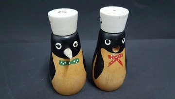 Старая деревянная полка для специй с дизайном пингвинов