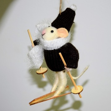 УКРАШЕНИЕ ДЛЯ РОЖДЕСТВЕНСКОЙ ЕЛКИ МЫШКА ЛЫЖИ ЧЕРНО-БЕЛАЯ 11 СМ