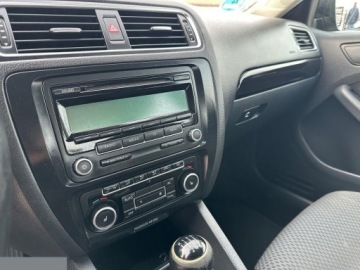 Volkswagen Jetta VI Sedan 1.2 TSI 105KM 2011 Volkswagen Jetta 1.2 TSI BlueMotion Technology Trendline 105KM 2011r, zdjęcie 16