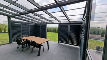 Деревянная крыша террасы Качественная пергола из клееного дерева и стекла.