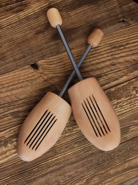 КНИГИ ДЛЯ ОБУВИ С ОТВЕРСТИЯМИ ИЗ МАССИВНОЙ ДЕРЕВЯННОСТИ