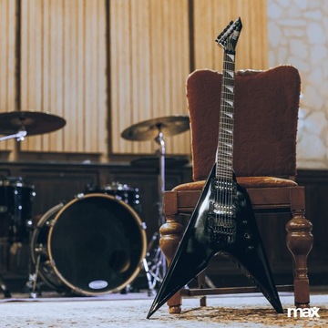 Zestaw Gitara elektryczna czarna typ V + wzmacniacz pokrowiec tuner dodatki