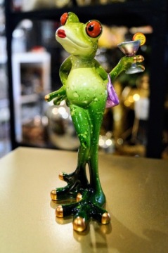 ФИГУРКА ЛЯГУШКА С НАПИТКОМ